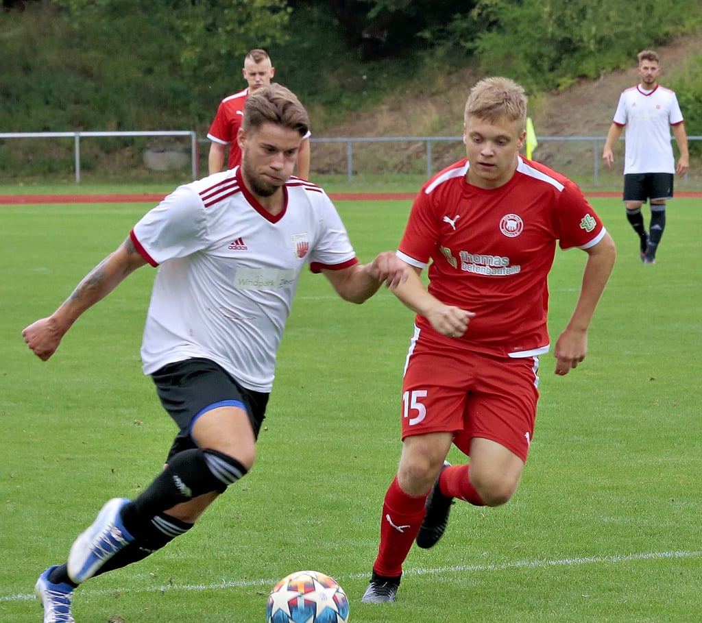 Max Kretschmer (links) stellte den wichtigen 1:2-Anschlusstreffer her und erzielte auch noch den Treffer zum 6:2-Endstand.