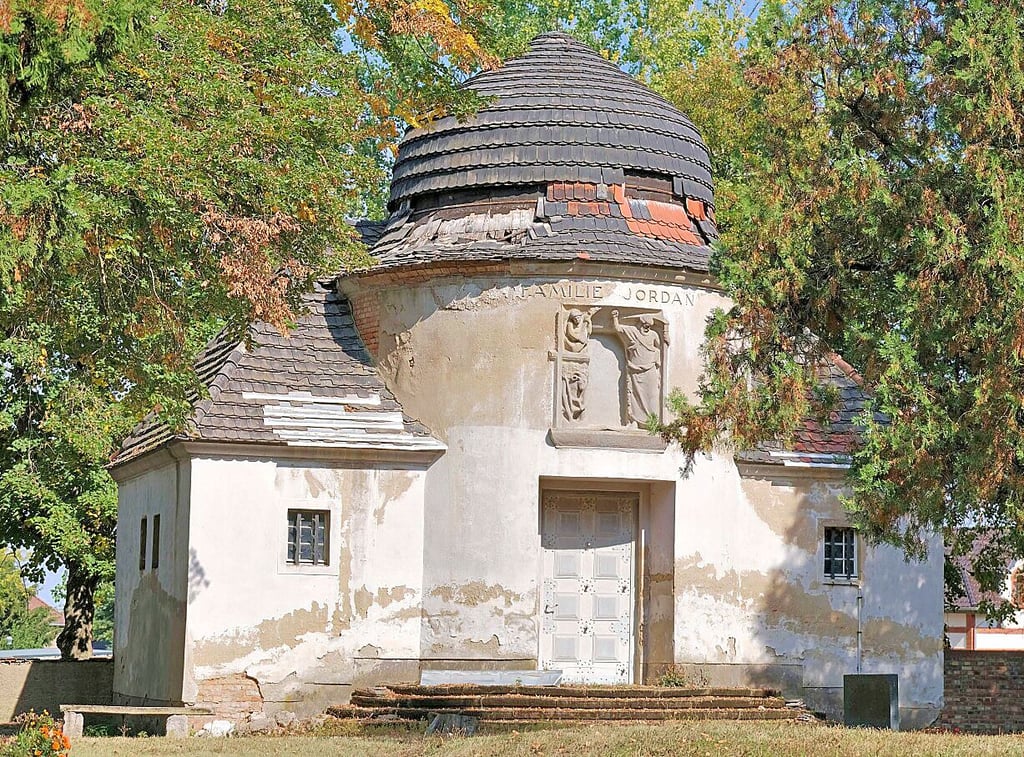 Am Spörener Mausoleum nagt der Zahn der Zeit.