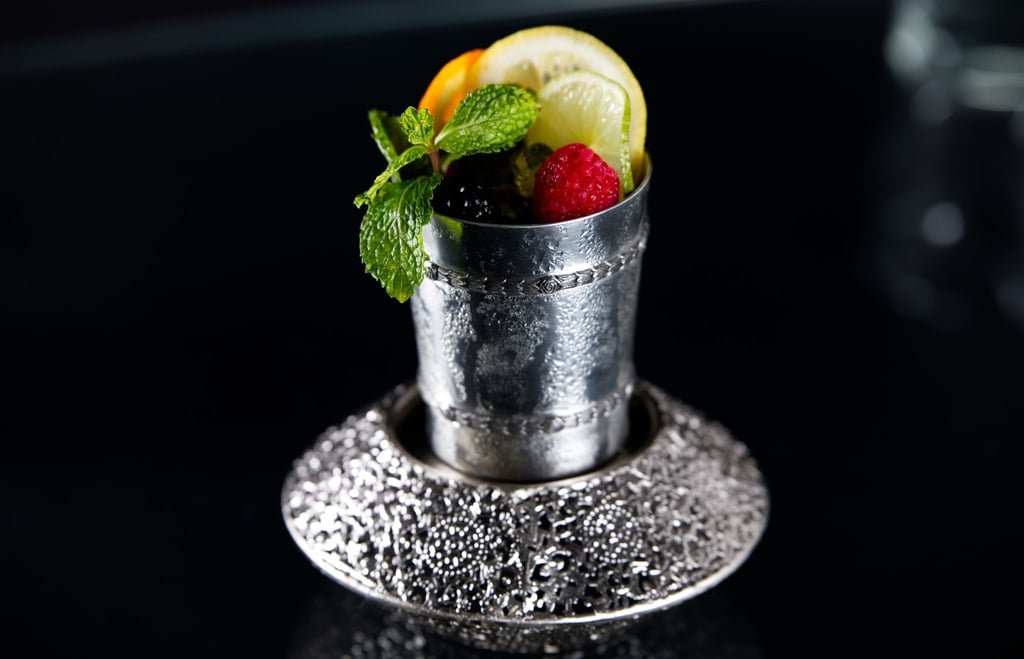 Der Cocktail Prince of Wales mit Cognac, Orangenlikör, Angostura und Champagner wird in einem Silberbecher serviert. Ersatzweise geht aber auch ein Champagnerglas.
