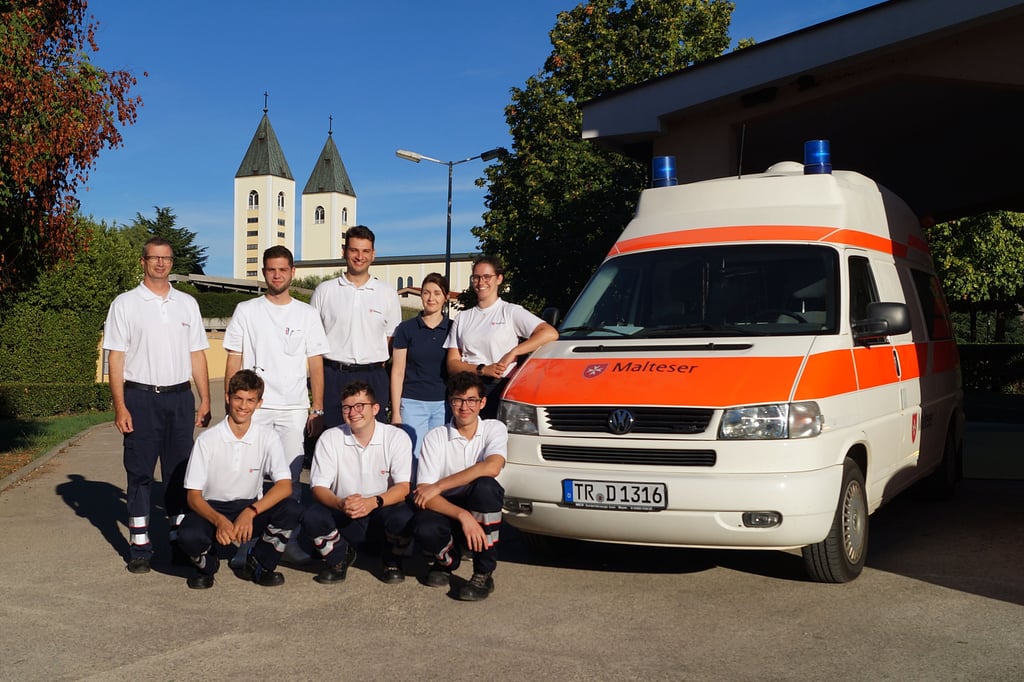 Die Schüler des Magdeburger Norbertusgymnasiums mit weiteren Helfern beim Rettungseinsatz in Bosnien-Herzegowina.