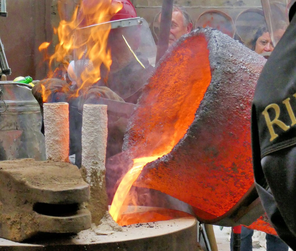 In der Glockengießerei der Firma Rincker in Sinn wird die Glockenbronze in die Form der Patrona gegossen.