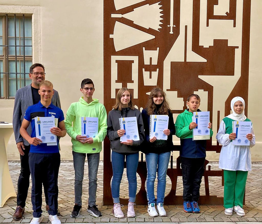 Sechs der acht Schülerinnen und Schüler der Gemeinschaftsschule Friedrichstadt in Wittenberg haben am Donnerstag auf dem Lutherhof ihre Urkunden vom Lions-Club, hier mit Präsident Alexander Fuchs, erhalten. Der Club fördert die Jugendlichen mit Stipendien.