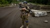 Ein ukrainischer Soldat steht an einem Kontrollpunkt nahe des kürzlich zurückeroberten Gebiets von Isjum.