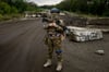 Ein ukrainischer Soldat steht an einem Kontrollpunkt nahe des kürzlich zurückeroberten Gebiets von Isjum.