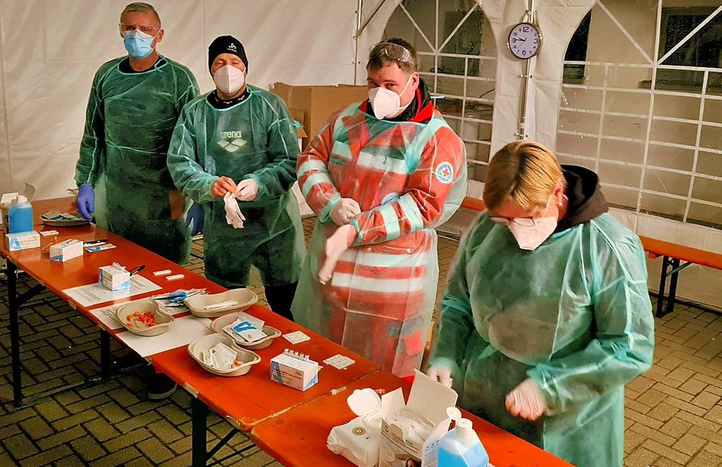 Bevor ukrainische Flüchtlinge in der Erstaufnahmeeinrichtung in Eggersdorf aufgenommen wurden, führte das DRK Covid-Tests bei den Geflüchteten durch.