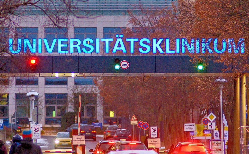 Einfahrt zum Universitätsklinikum Magdeburg: Willkommen sind jetzt auch Azubis aus Vietnam – als dringend benötigte Hilfe in der Pflege. Sie werden hier zur Pflegefachkraft ausgebildet.