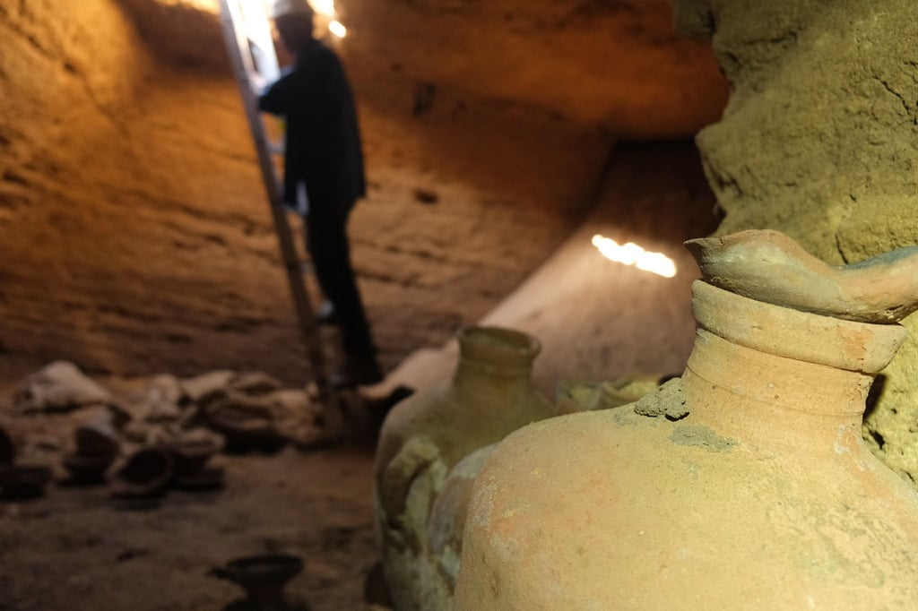 Blick in eine rund 3300 Jahre alte intakte Grabkammer.