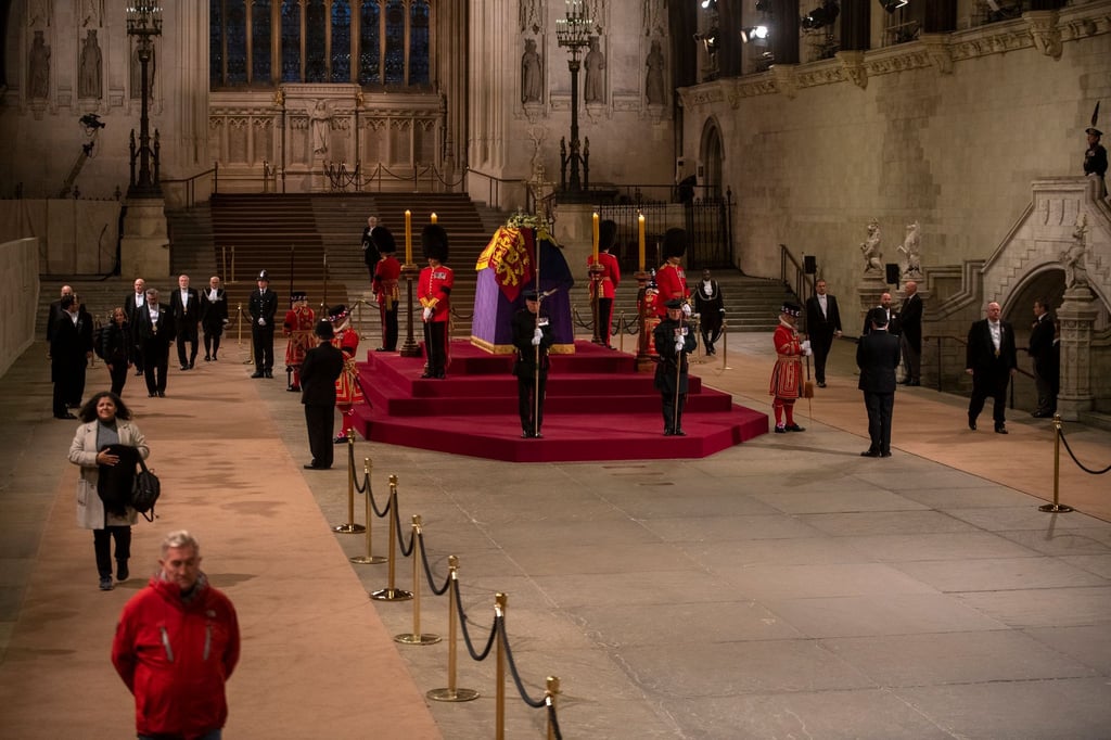 Trauernde erweisen dem Sarg von Königin Elizabeth II. die letzte Ehre.
