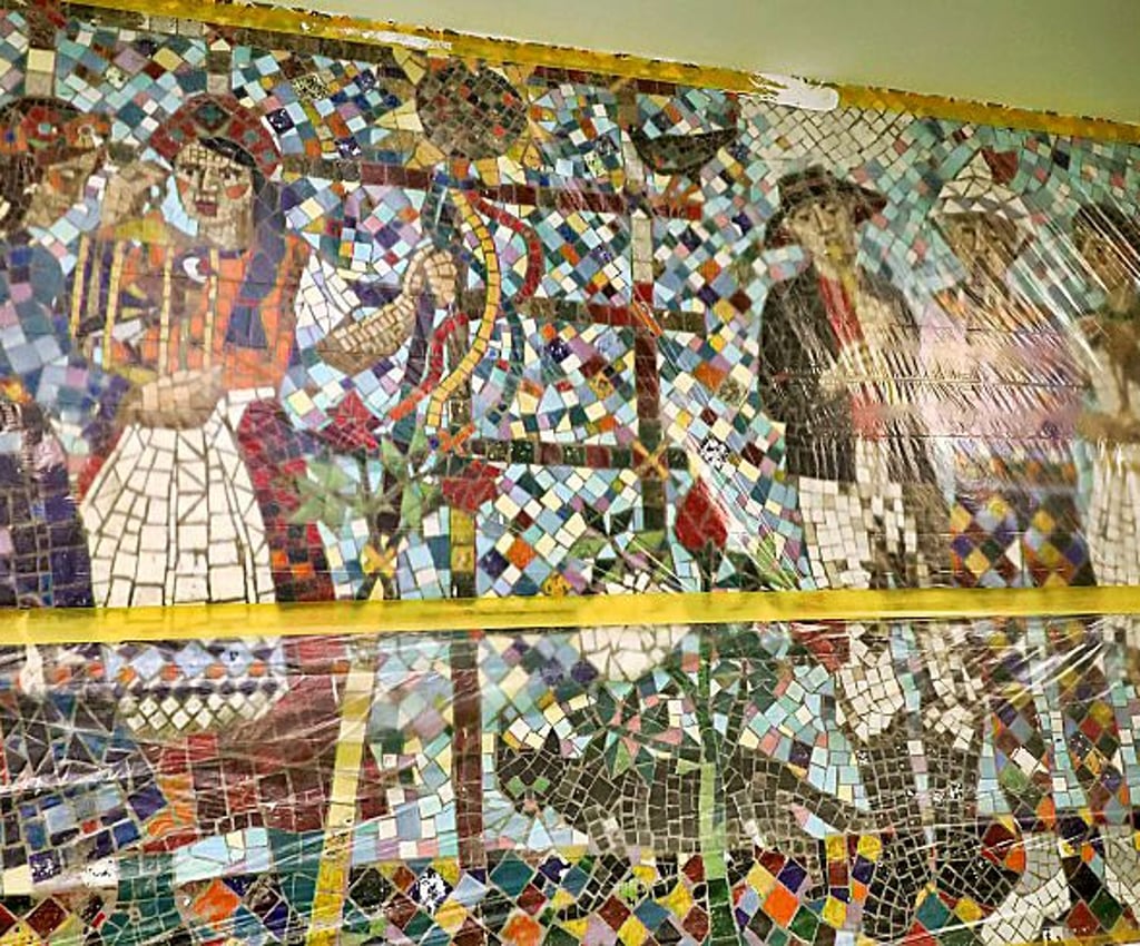 Wandmosaik in der Heine-Schule.