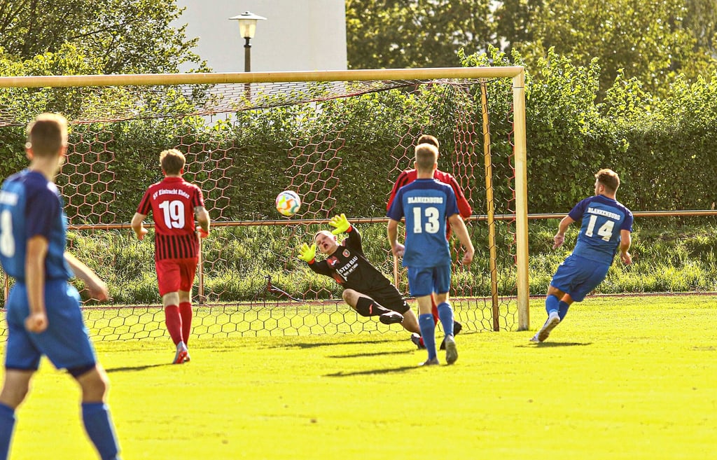 Arno Richter im Kasten ist chancenlos. Philipp Eckert (Nr. 14) erzielt aus Nahdistanz das 1:0 für Blankenburg.