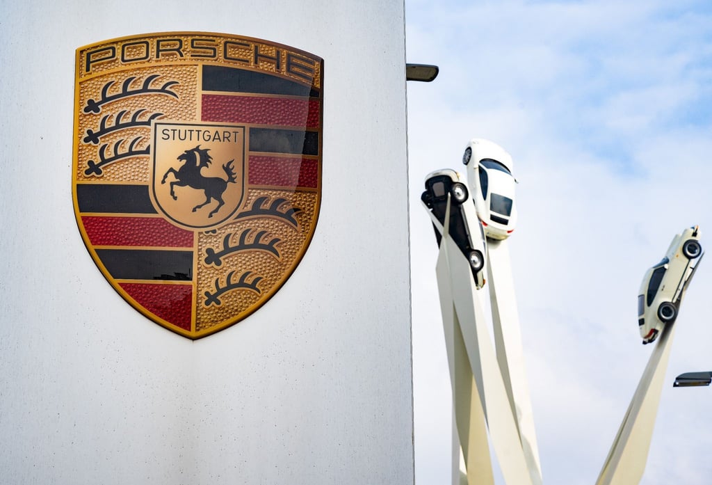 Das Logo von Porsche steht vor dem Porsche Museum am Stammsitz des Autoherstellers.