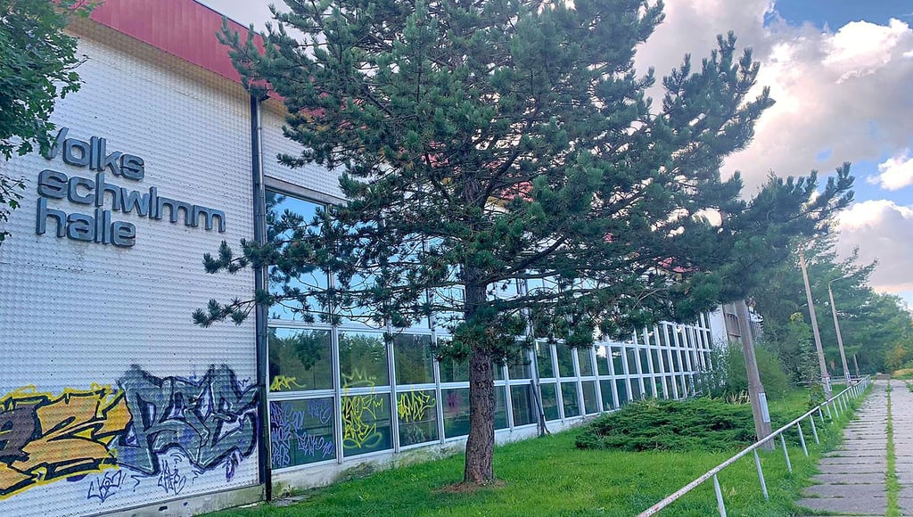 Beschmiert und kaputt ist das einst modernste Schwimmbad in der Region Dessau. Nun soll die Südschwimmhalle abgerissen werden.