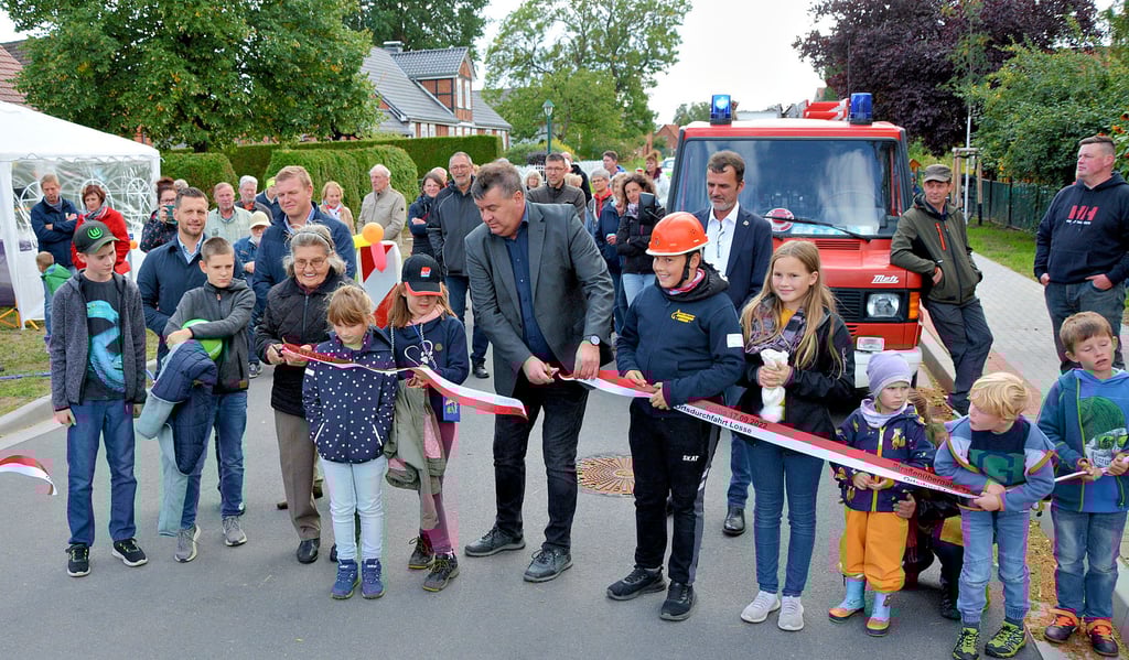 Neben ein paar Kindern des Ortes durfte mit Waltraud Grünwald (87 Jahre) auch die älteste gebürtige Losserin zusammen mit dem Bürgermeister der Gemeinde „Altmärkische Höhe“, Bernd Prange, die Schere für die Straßenfreigabe betätigen.