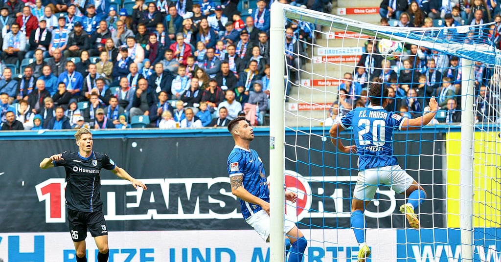 Stürmer Luca Schuler (links) wurde im Internet wegen seiner vergebenen Chancen am Sonnabend angefeindet. Bei Schulers bester Einschussmöglichkeit in der 17. Minute verhinderte Hansas Lukas Scherff (rechts) das 1:0 für den FCM noch gerade so.