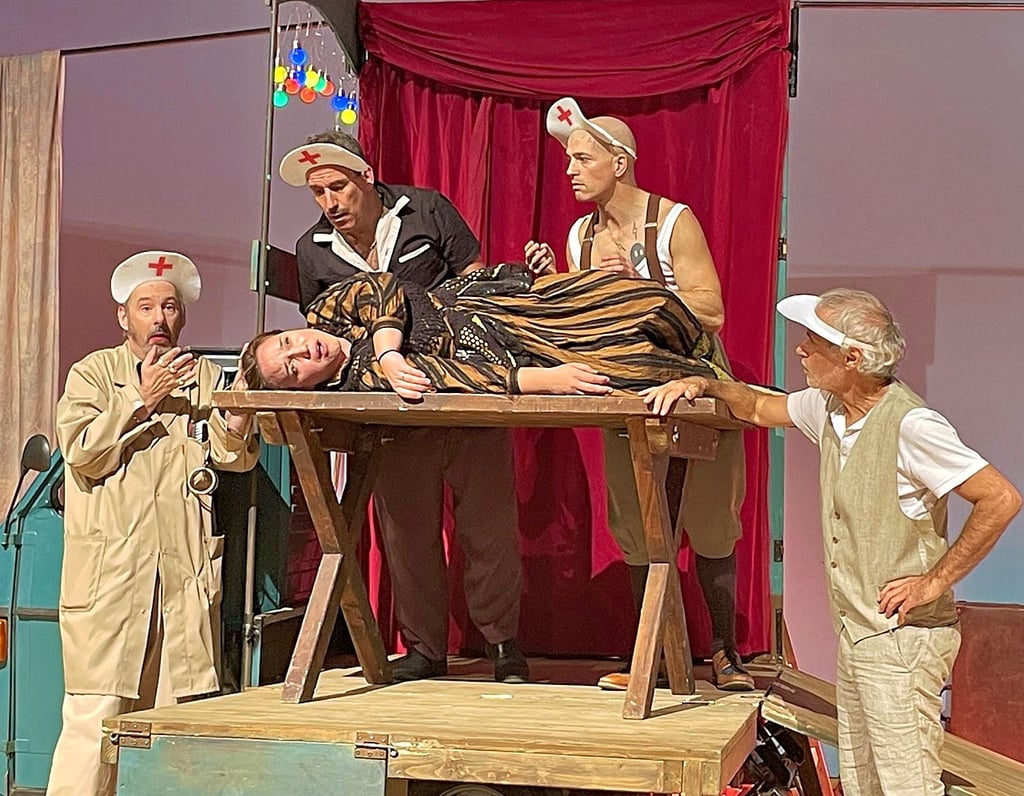 Livietta (Anna Manske) erwartet ihren Tod - der dann doch nicht eintritt - umgeben (v.l.) von Thomas Höft, Adrian Schvarzstein, Didac Cano, Dimitris Psonis (der spielte sonst Percussion) .