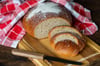 Brot kann auch in der heimischen Küche einfach selbst gebacken werden. Aber ist ein selbstgebackenes Brot wirklich günstiger als das vom Bäcker?
