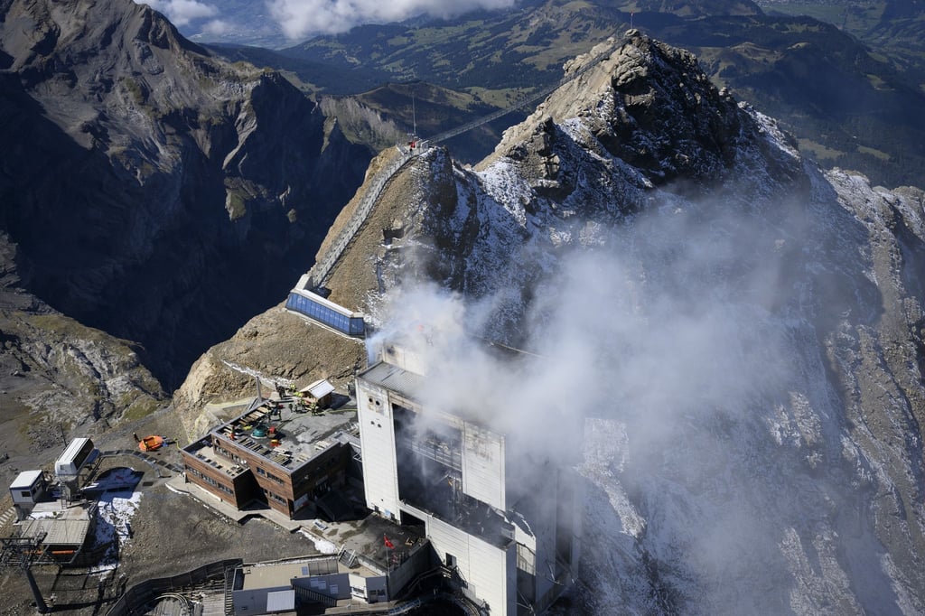 Rauch steigt während eines Brandes im Restaurant Botta im Glacier 3000 Resort in Les Diablerets auf.