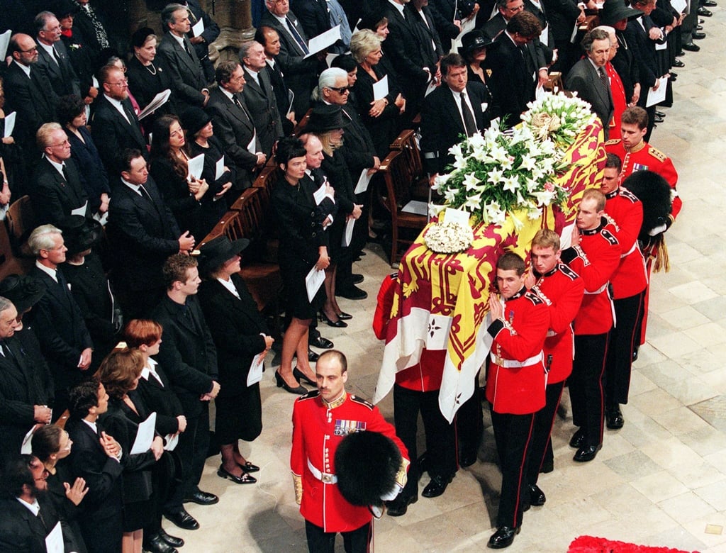 Welsh Guards tragen den in die königliche Standarte gehüllte Sarg von Diana, Prinzessin von Wales.