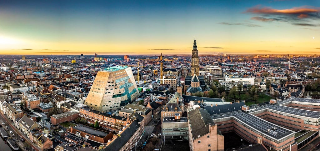 Im Zentrum von Groningen, umringt von schmucken Backsteinhäuschen mit weißen Giebeln, wirkt der 45 Meter hohe Klotz komplett irreal.