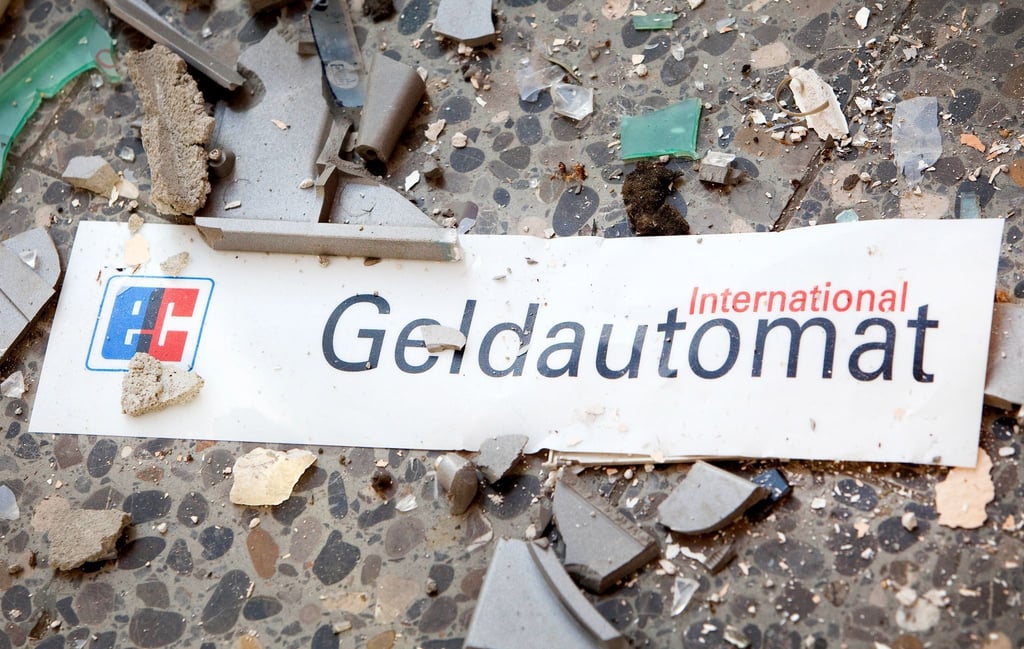 Splitter und ein Schild mit der Aufschrift „Geldautomat“ liegen auf dem Fußboden.