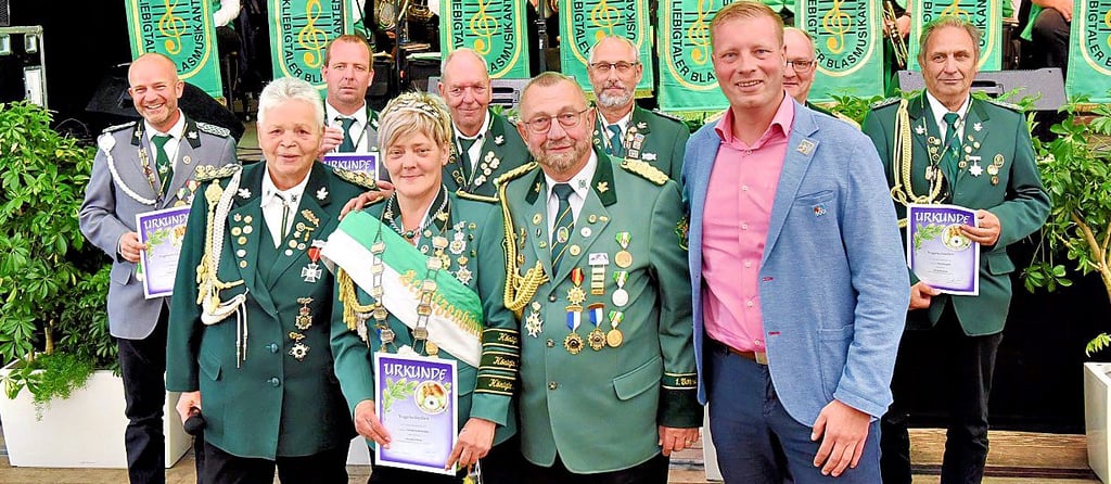 Helgard Suttkus (Bürgerschützenkompagnie Hettstedt), Wiesenschützenkönigin Christel Köhler, Michael Litschko (Großkaliberschützenverein Eisleben) und Bürgermeister Carsten Staub (vordere Reihe, von links) im Festzelt.