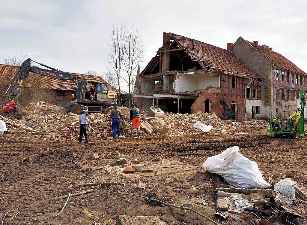 Der Abriss erfolgte im Frühjahr 2020. Damit war der Platz für das künftige Feuerwehrhaus geschaffen.