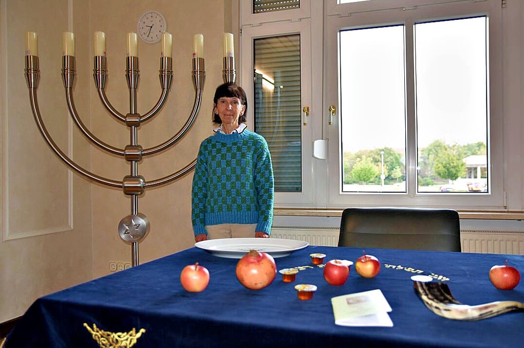 Larisa Korshevnyuk steht neben dem neuen Leuchter im Gebetsraum der liberalen Gemeinde. Granatapfel, Honig und Schofar (Widderhorn) deuten auf das bevorstehende Neujahrsfest.