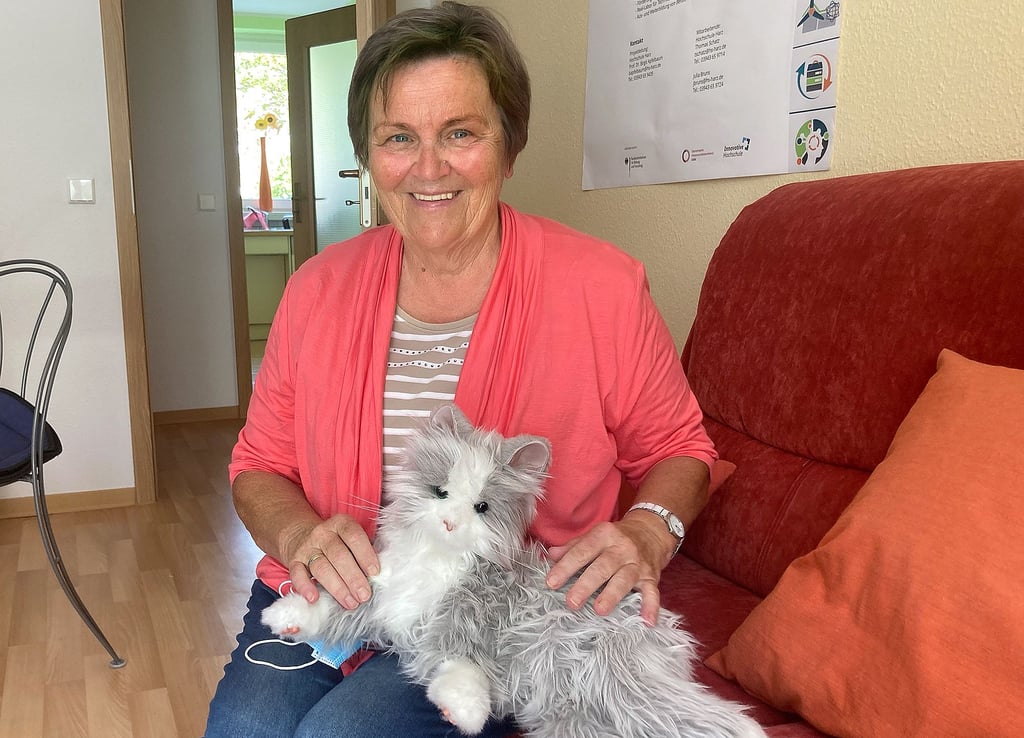 Dorette Schmidt aus Veckenstedt kommt regelmäßig in die Smartphone-Sprechstunde. Amüsiert ist sie über die Katze der Musterwohnung in Wernigerode. Sie schnurrt und miaut wie eine echte, wird aber mit Batterien „gefüttert“.