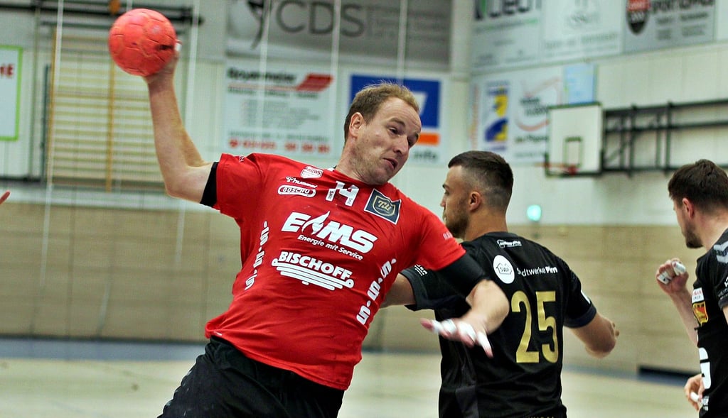 Andreas Steinbrink (l.) machte wie alle Handballer von Rot-Weiss Staßfurt ein engagiertes Spiel. Am Ende ging den Gastgebern gegen die SG Pirna/Heidenau allerdings die Kraft aus.