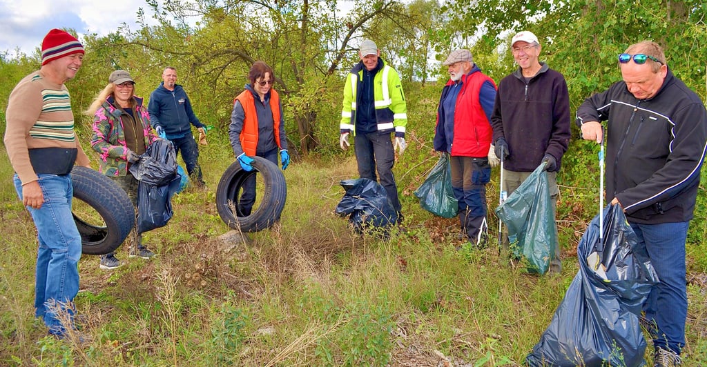 Die Interessengemeinschaft Naturmacher hat bei Wansleben säckeweise Müll zusammengesammelt.