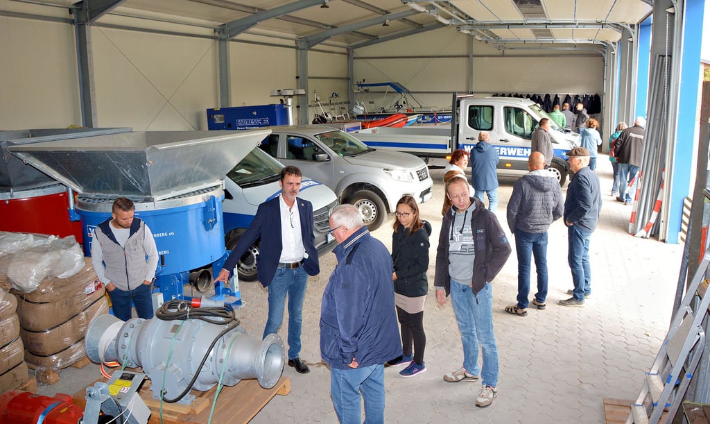 Früher dezentral untergebracht, hat in der neuen Wasserwehrhalle in Seehausen jetzt die Technik Platz, die beim Kampf gegen eine neue Flut an Elbe und Aland entlang der rund 150 Kilometer Deiche im Einzugsgebiet der Verbandsgemeinde gebraucht wird.