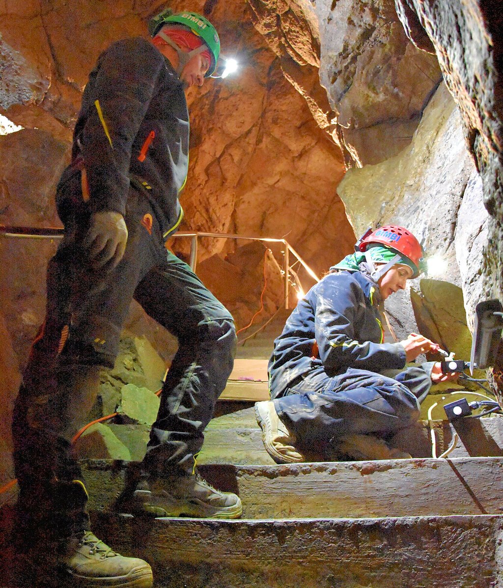 Die spanische Geologin Raquel Danza Brunet (rechts) montiert LED-Leuchten in der Hermannshöhle in Rübeland, neben ihr Projektleiter Adrian Kondacs von der Firma Cave Lighting aus Herborn.