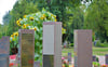 Urnen-Gemeinschafsstelle, Seehausen: Eine ähnliche Grabstätte entsteht in Iden. Die Namen der Verstorbenen stehen auf kleinen Schildchen.    