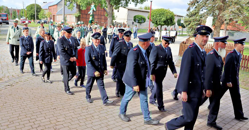 In Quarnebeck wurde am Sonntag nicht nur das Schützenfest gefeiert, sondern auch das 95-jährige Bestehen der Quarnebecker Feuerwehr. Zusammen mit den Gästen gab es einen Umzug vom Dorfplatz zum Denkmal und zurück.