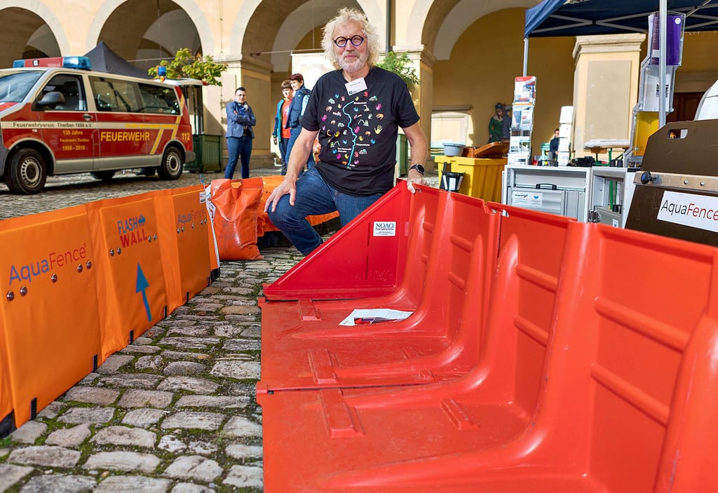 Reinhard Vogt stellte am Infomobil des HKC auch mobile Hochwasserschutzwände vor.