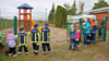 Mit einem Tauziehen am Absperrband eröffneten die Kinder des Ortes den neuen Spielplatz in Elversdorf.