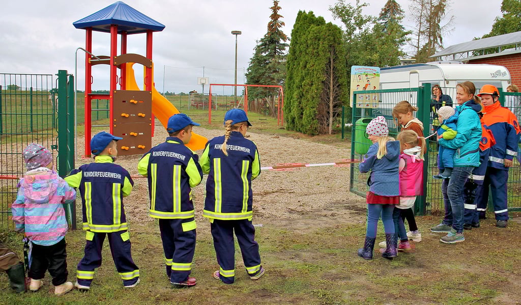 Mit einem Tauziehen am Absperrband eröffneten die Kinder des Ortes den neuen Spielplatz in Elversdorf.