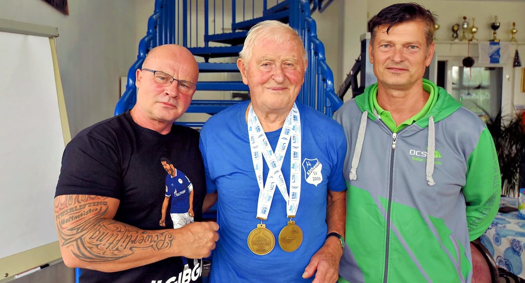 Schwimmer Franz Sperk mit Vereinschef Steffen Reisbach (li.) und seinem Sponsor, dem früheren Schwimmer Olaf Cwienk.