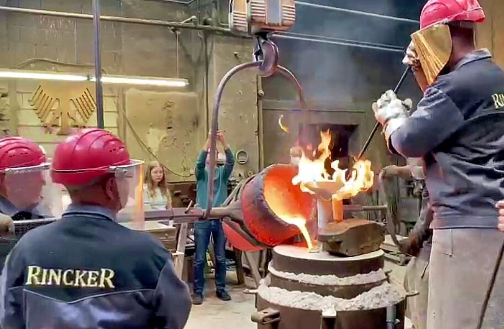 Die Mitarbeiter der Glockengießerei Rincker im hessischen Sinn beim Gießen der Glocke für Heteborn.