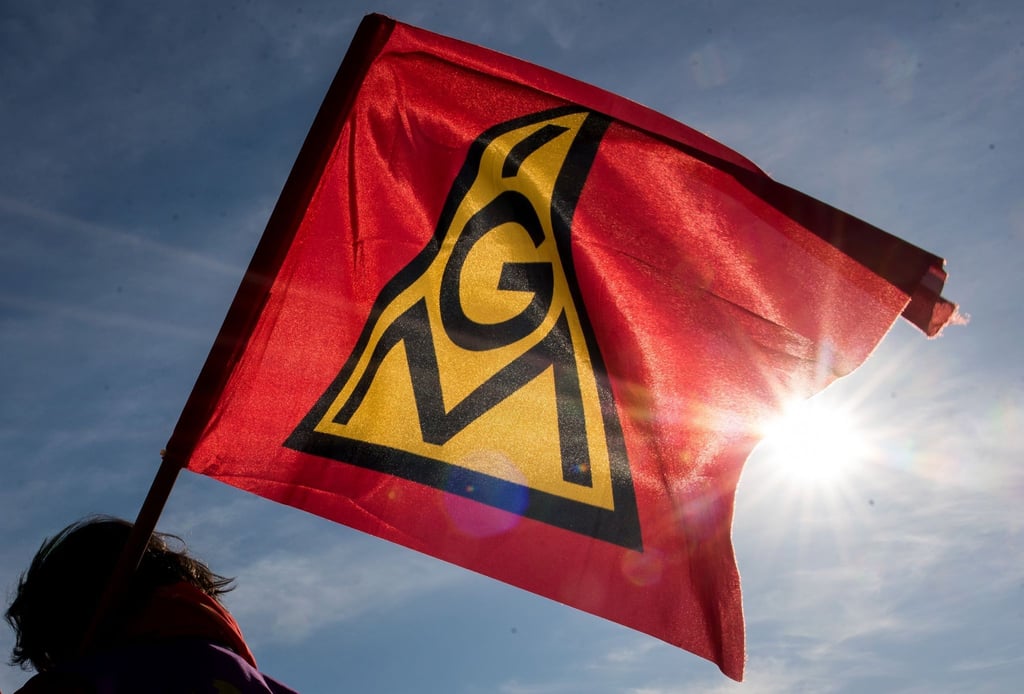 Eine IG-Metall-Fahne weht im Wind.