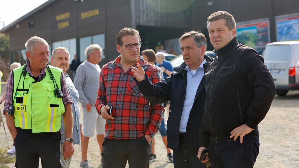 Thomas Balcerowski (CDU, Dritter von links), Wernigerodes Oberbürgermeister Tobias Kascha (SPD, 2. v. l) sowie Sachsen-Anhalts Forstminister Sven Schulze (CDU, 4. v. l.) bei einer Lagebesprechung Anfang September auf dem Wurmberg.