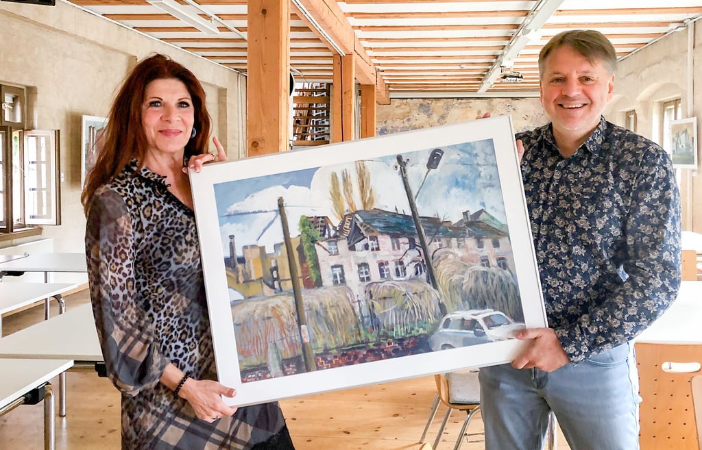 Zeigen im Malsaal eines der Bilder von Manfred Wenzel zum Thema Cranach-Höfe: Claudia Wenzel und André Chmilewski