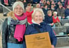 Sarah Giese und Edith Braun mit der Urkunde für Lüderitz und seine Ortsteile.