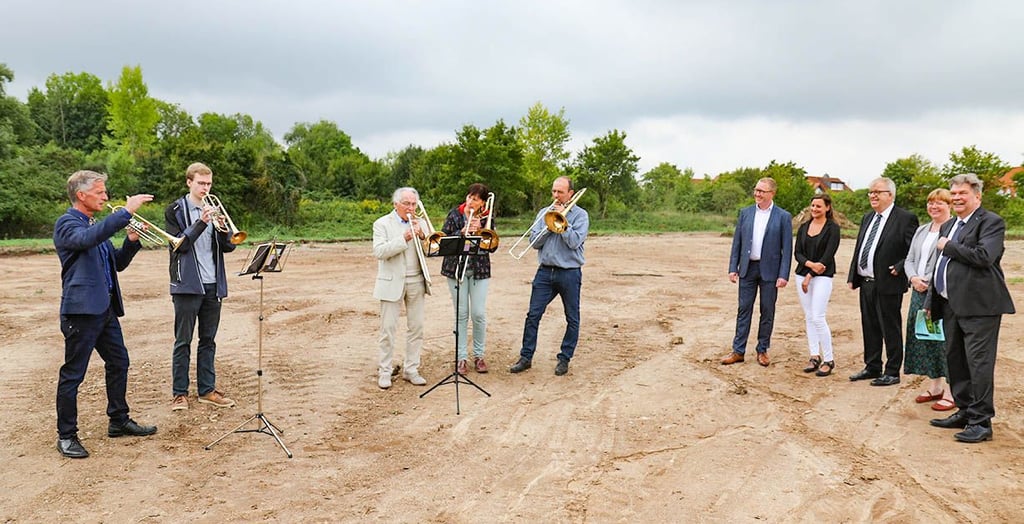 Hier soll bald ein Hospiz stehen: der Bauplatz neben dem Lazarus Alten- und Pflegeheim in Bad Kösen. Der Flemminger Posaunenchor spielt auf.
