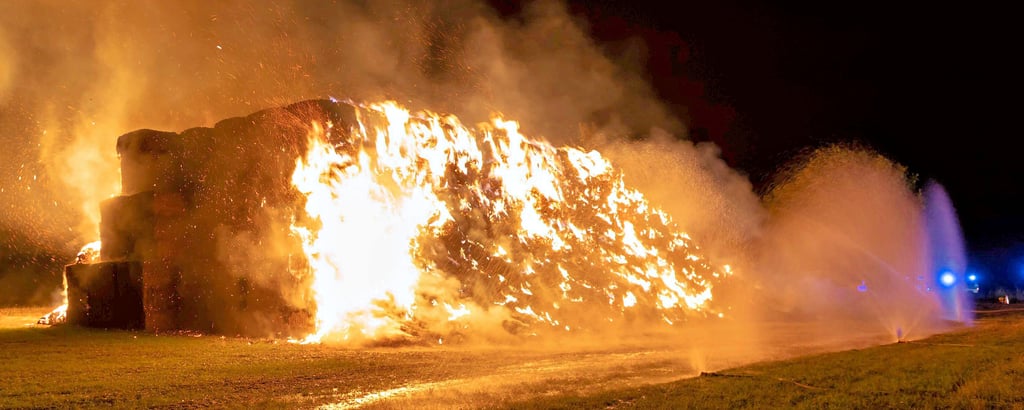 Zwischen Wasserleben und Stapelburg brennen seit Dienstag (20. September) etwa 800 Tonnen Stroh.