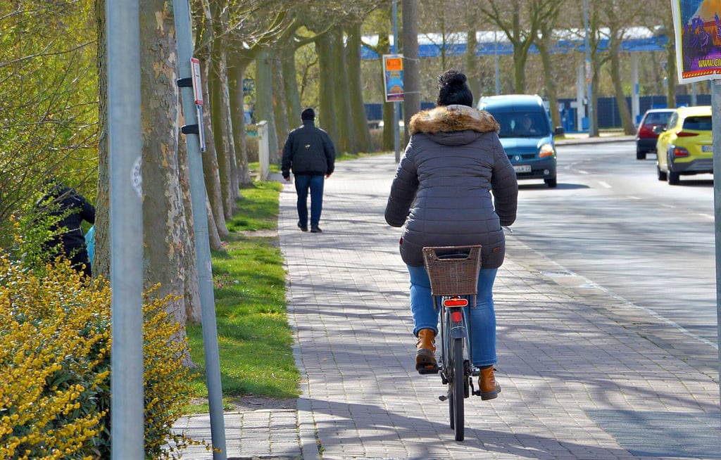 An der Erich-Weinert-Straße in Stendal sind Radfahrer auf dem Gehweg geduldet. Allerdings ist die Benutzung nur in der jeweiligen Fahrtrichtung erlaubt. Diese Radlerin müsste auf der anderen Fahrbahnseite fahren.