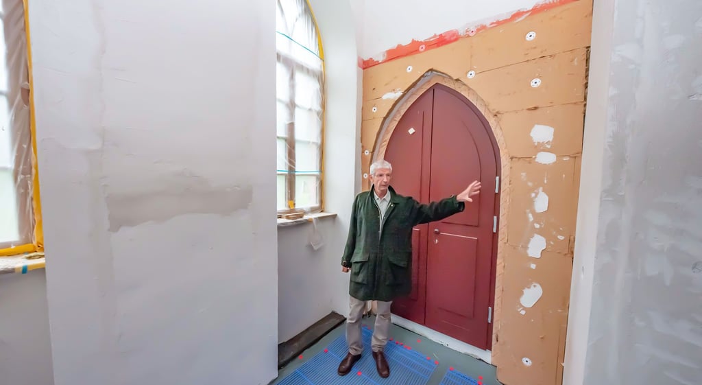 Neue Türen und Fenster im historischen Gärtnerhaus am Jagdschloss Haideburg sind bereits eingebaut, zeigt Forstamtsleiter Michael Weninger.