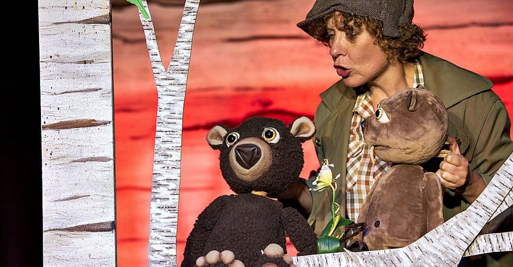 Puppenspiel „Mach mal Pause, Biber!“: Der hektische Biber spricht mit dem besonnenen Bären. Claudia Tost lenkt die Puppen.