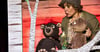 Puppenspiel  „Mach mal Pause, Biber!“: Der hektische Biber spricht mit dem besonnenen Bären. Claudia Tost lenkt die Puppen. 