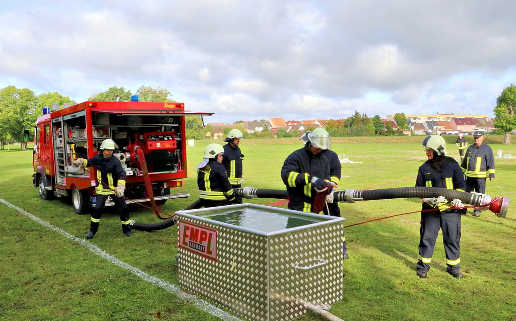 Aus vier Orten kommen die Feuerwehrfrauen und -männer, Kleindröben, Mauken, Klöden und Düßnitz, die hier auf dem Jessener Schulfestpolatz den Löschangriff starten. Fünf Minuten Zeit haben sie dafür nur.